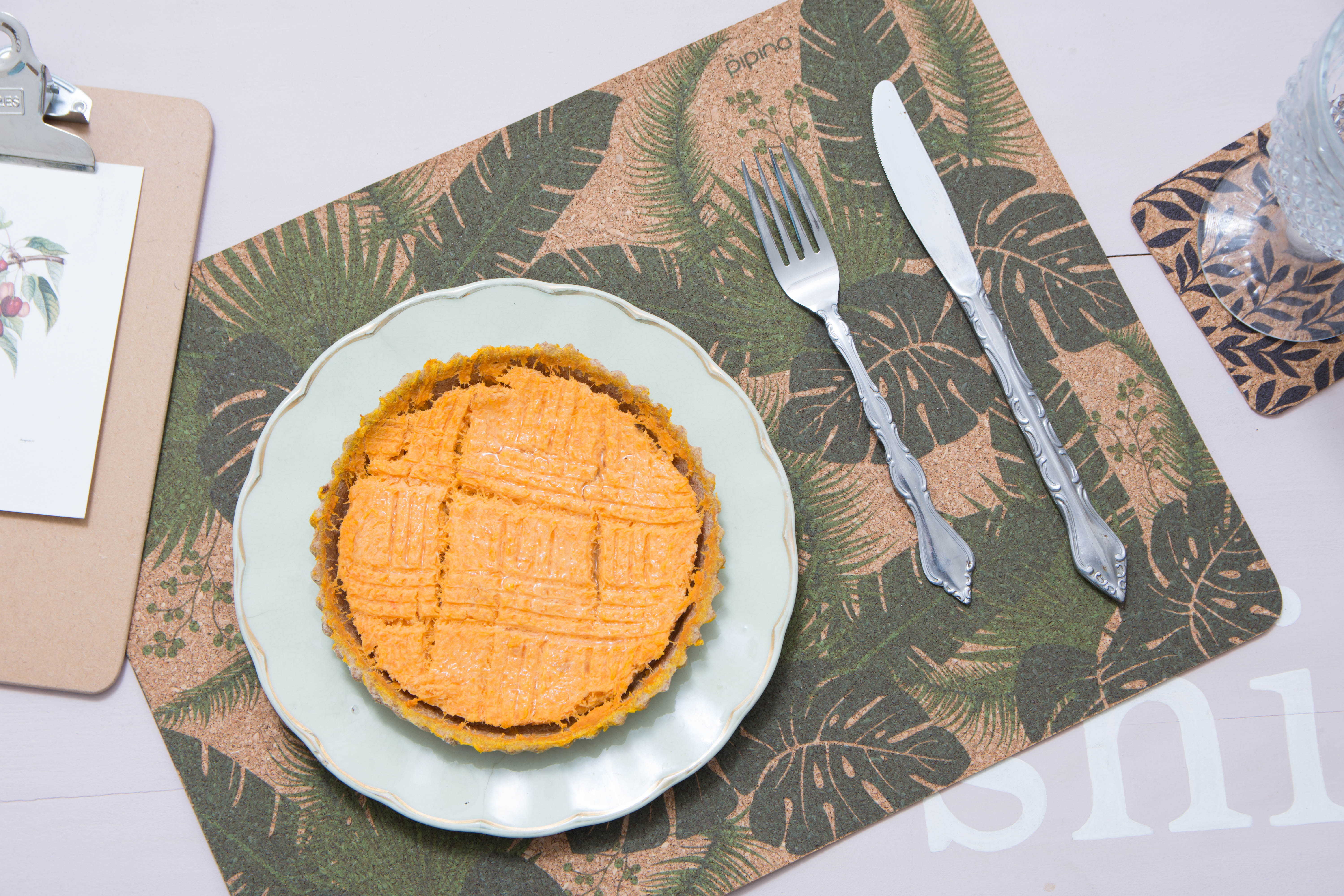 Individual de corcho con plato con comida